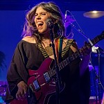 Yael Deckelbaum et la guitare.